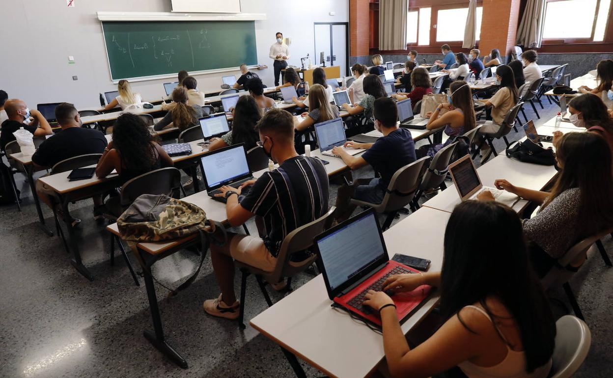 Una clase en la Universitat de València.