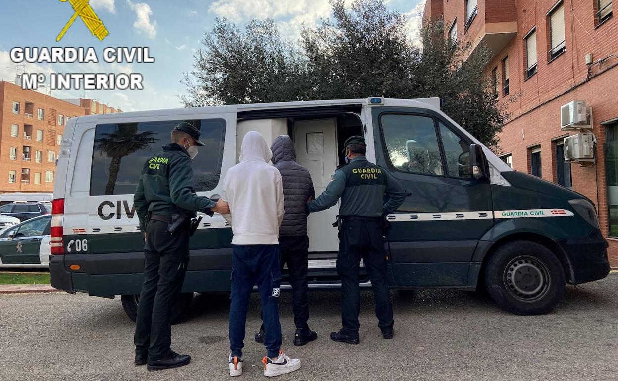 Agentes de la Guardia Civil con dos de los detenidos.