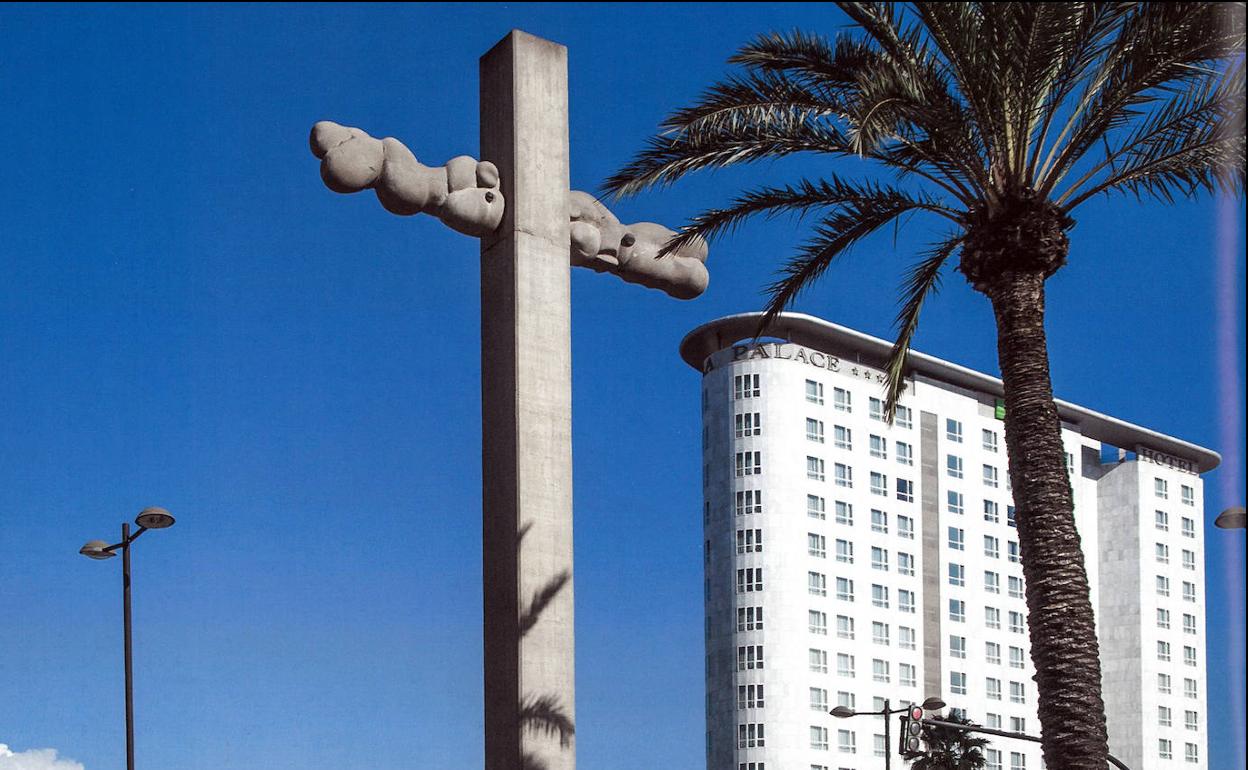 Avenida de las Cortes. Cruz de término realizada en hormigón en 1987. 