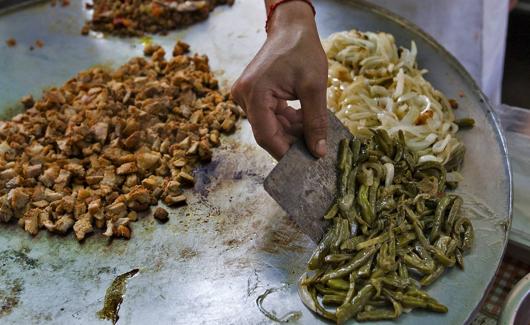 Un hombre cocina nopales (a la derecha de la imagen).