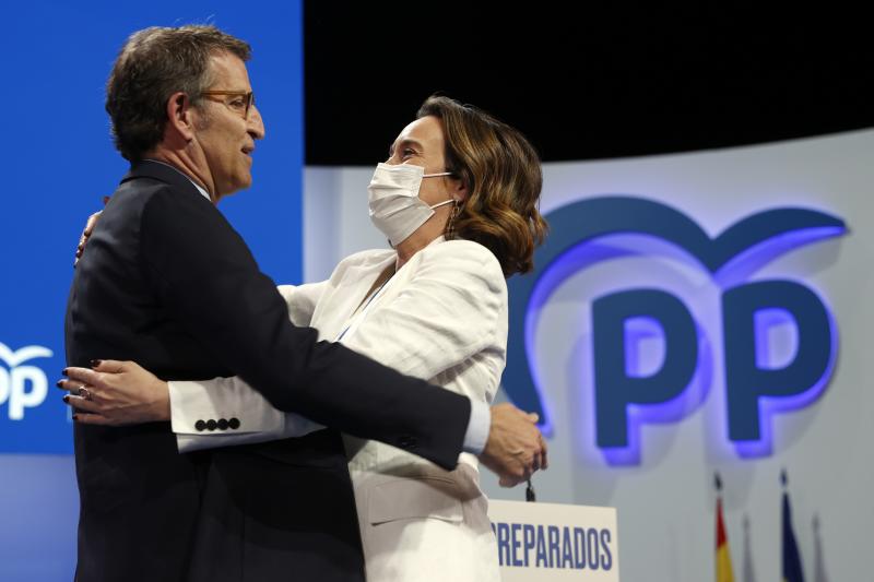 Feijóo y Gamarra se abrazan durante el Congreso. 