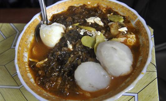 Un plato tradicional boliviano cocinado con cochayuyo y papas.