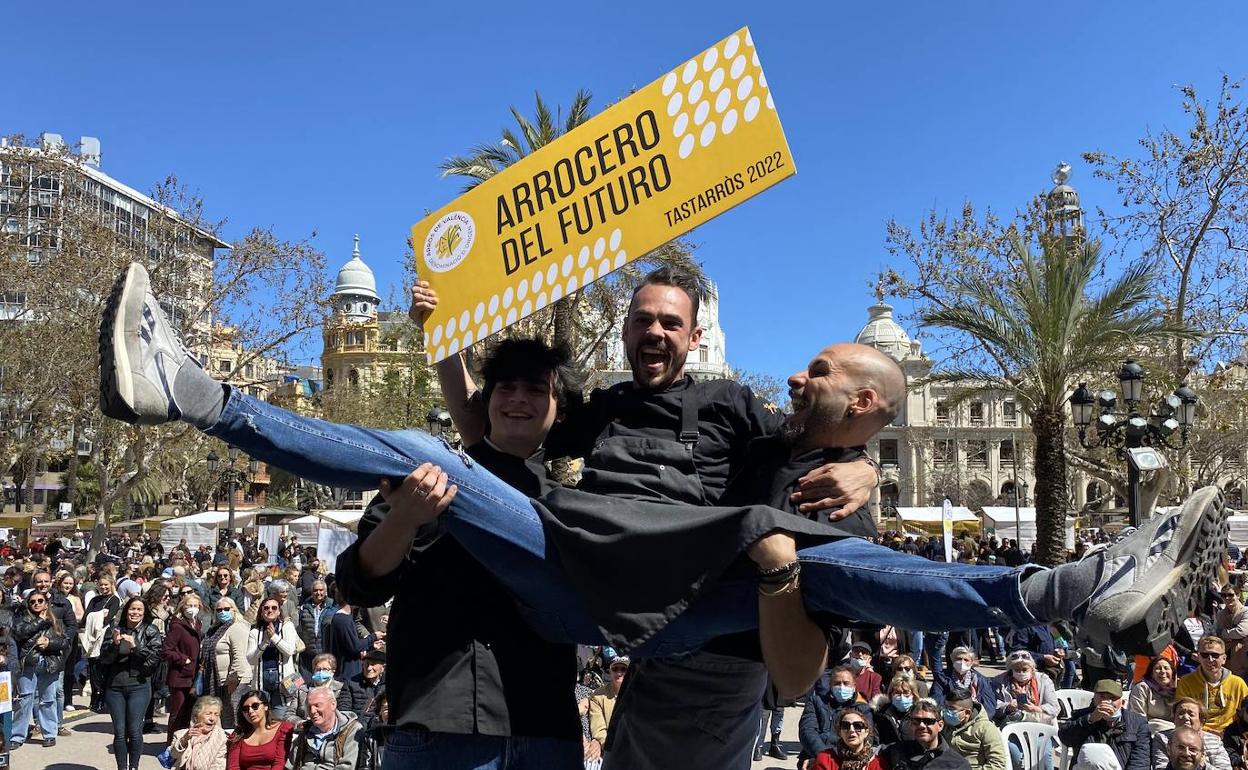 Jorge Moreno, tras recoger el galardón que le ha otorgado un jurado formado por reconocidos gastrónomos como Cuchita Lluch, Adrián Delgado o Natalia Martínez.