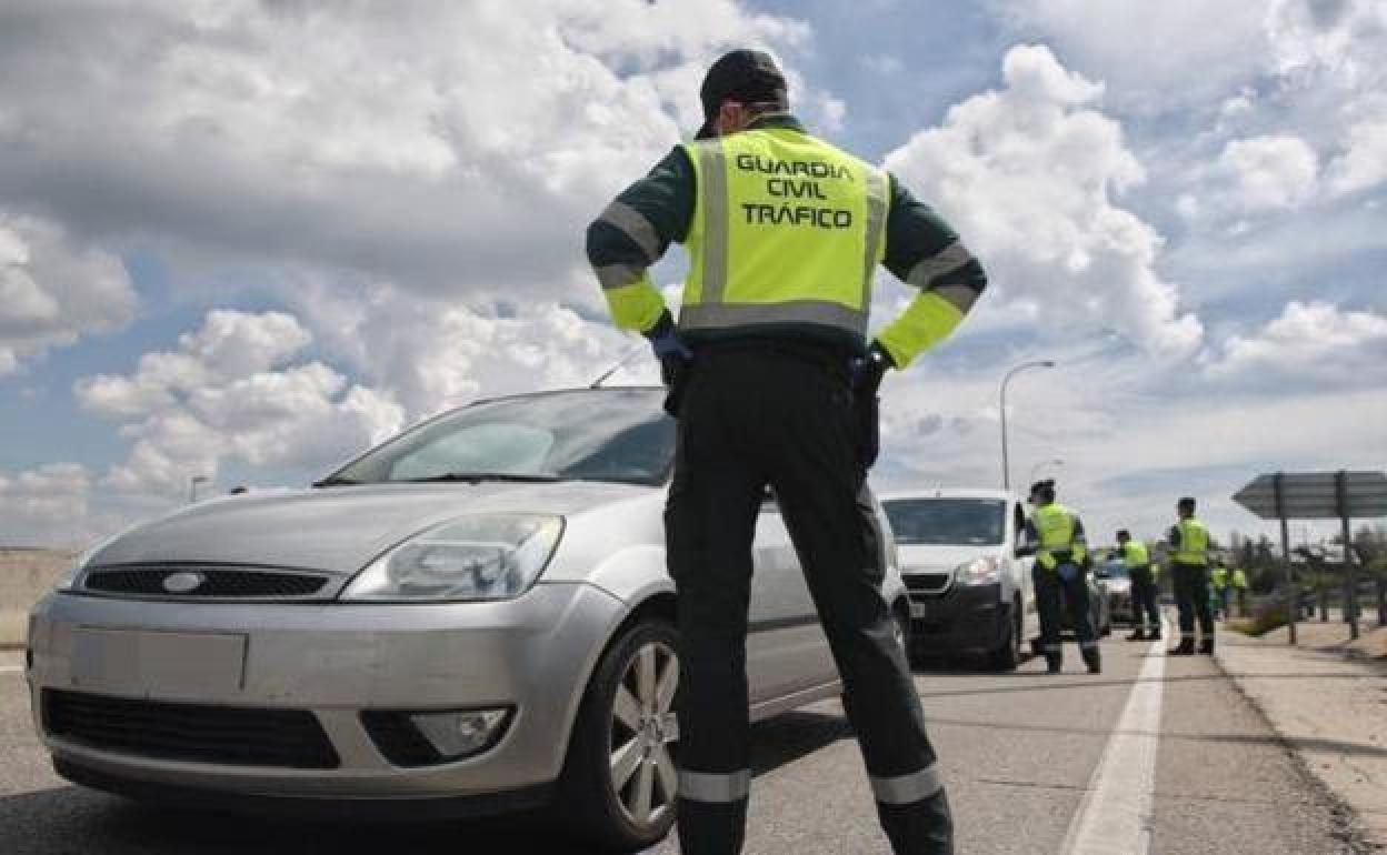 Un agente durante un control de Tráfico.