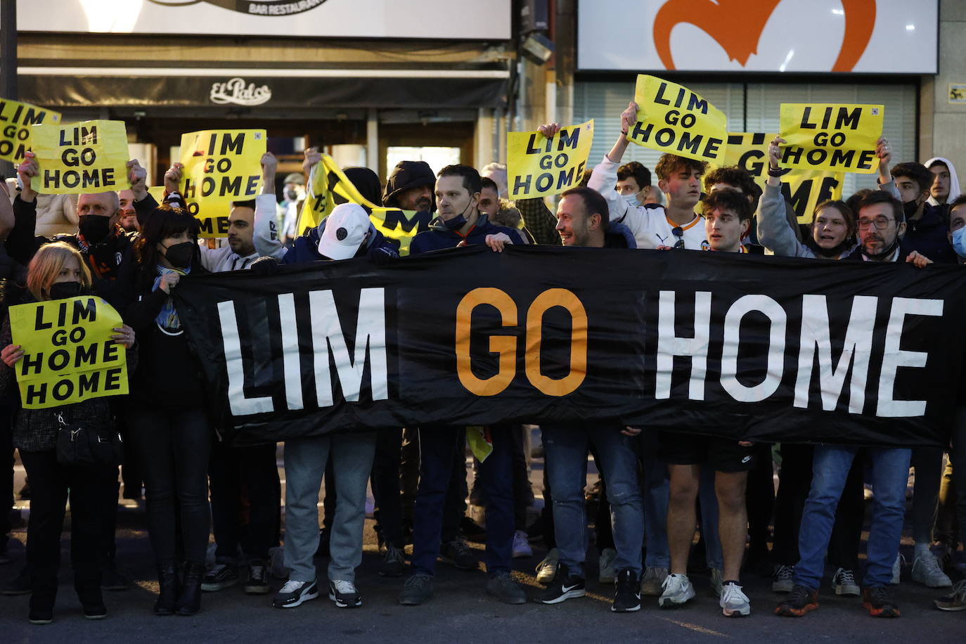 Fotos: Protesta contra Peter Lim por el reparto de las entradas de la final de la Copa del Rey