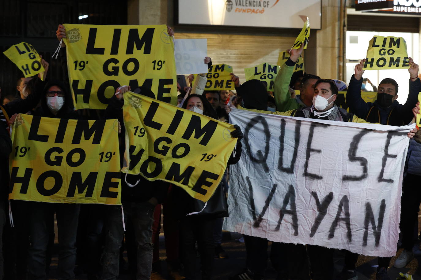 Fotos: Protesta contra Peter Lim por el reparto de las entradas de la final de la Copa del Rey