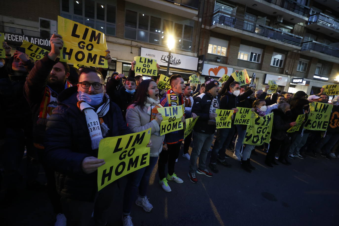 Fotos: Protesta contra Peter Lim por el reparto de las entradas de la final de la Copa del Rey