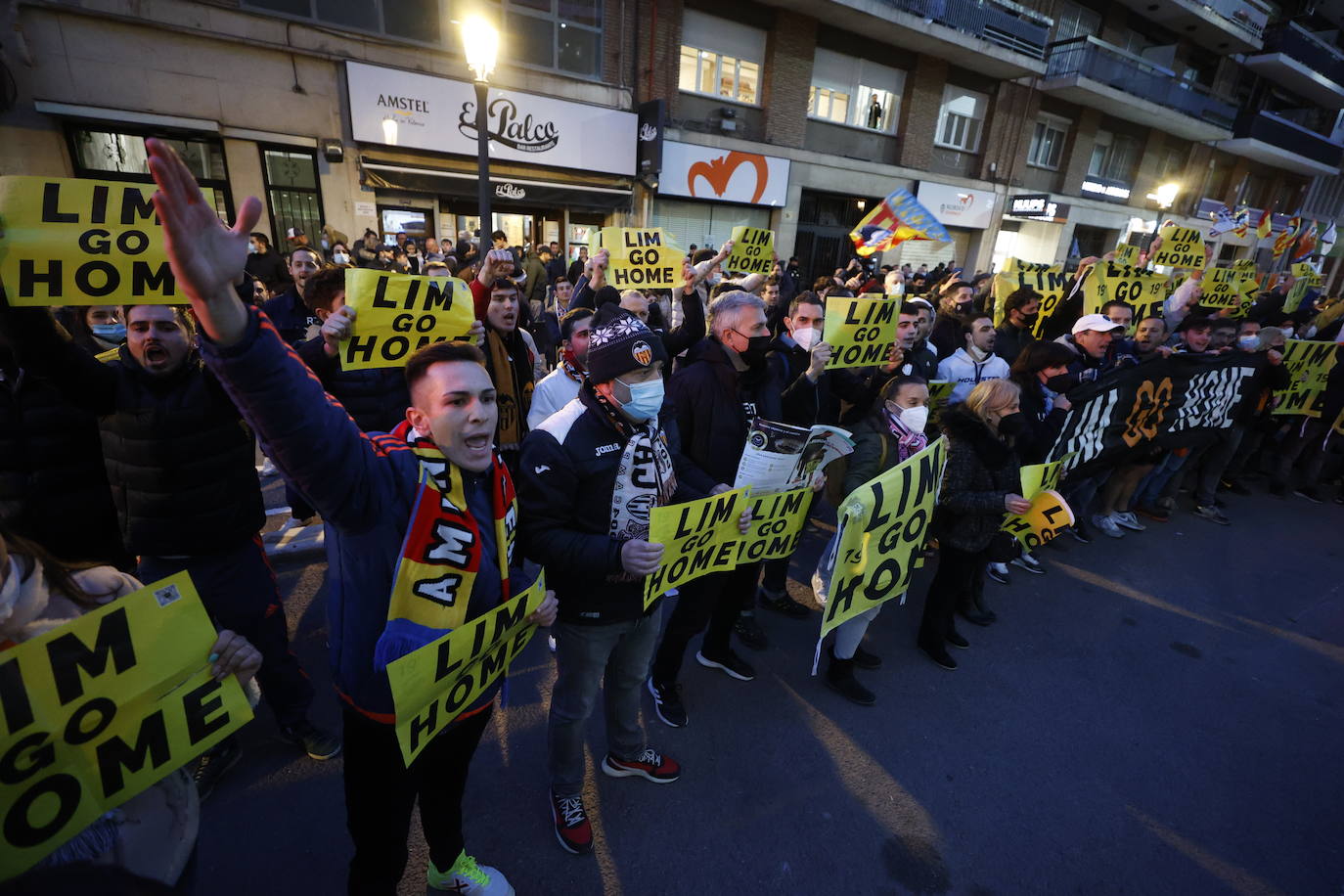 Fotos: Protesta contra Peter Lim por el reparto de las entradas de la final de la Copa del Rey