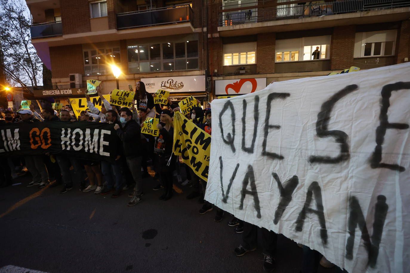 Fotos: Protesta contra Peter Lim por el reparto de las entradas de la final de la Copa del Rey