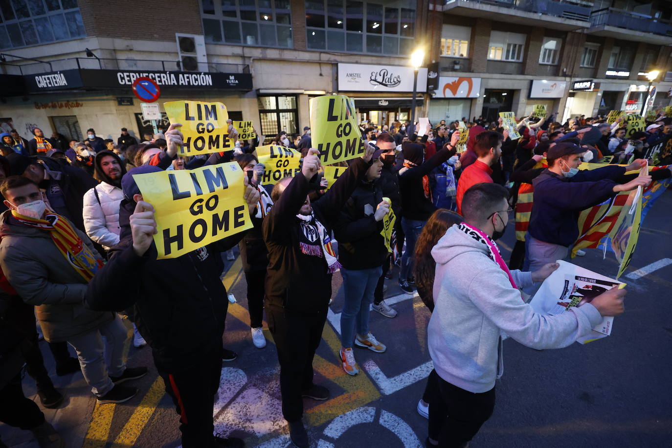 Fotos: Protesta contra Peter Lim por el reparto de las entradas de la final de la Copa del Rey