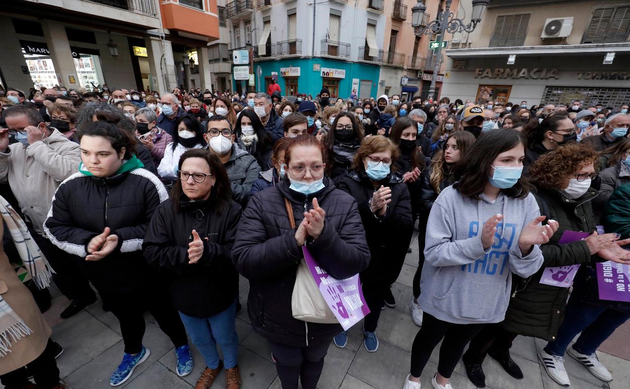 Vecinos de Sueca se concentran contra el crimen. 