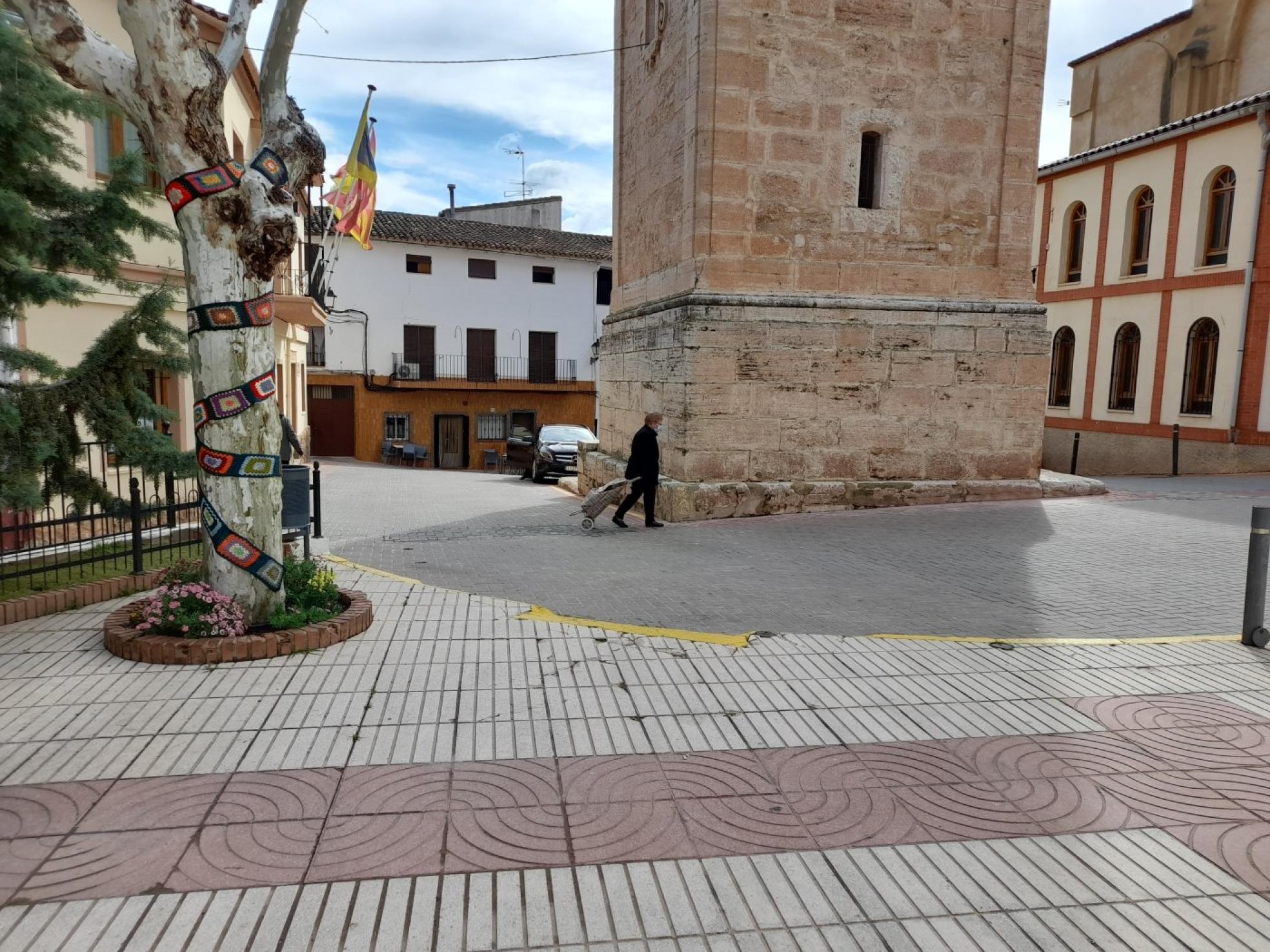 Envejecimiento. Una mujer cruza la plaza de Zarra, con el ayuntamiento a la izquierda. manuel garcía