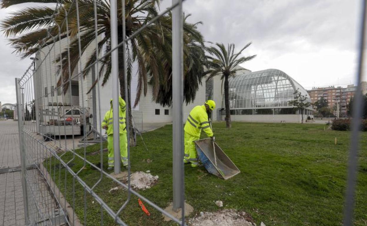 Operarios trabajan desde este mañana en el entorno del Palau de la Música. 