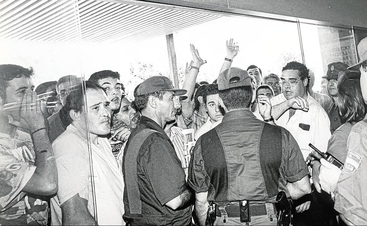 Los aficionados intentaron asaltar la sede del Valencia en 1995.