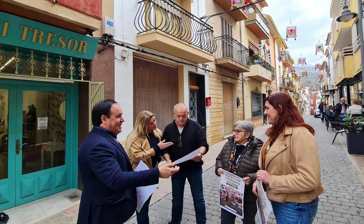 El alcalde junto a los responsables de la iniciativa