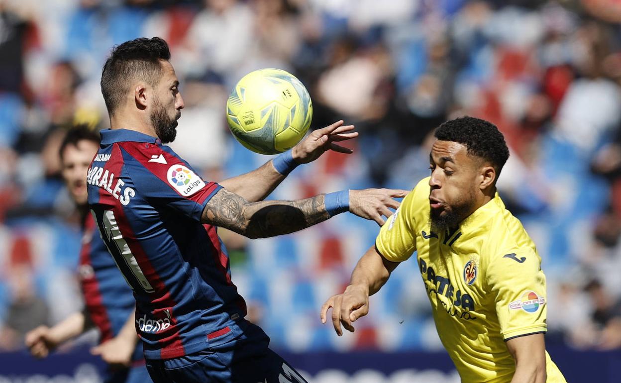 Morales y Danjuma pelean por el balón en el Ciutat.