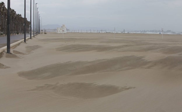 Arena acumulada junto al paseo marítimo, sin ningún servicio de playa habilitado. 