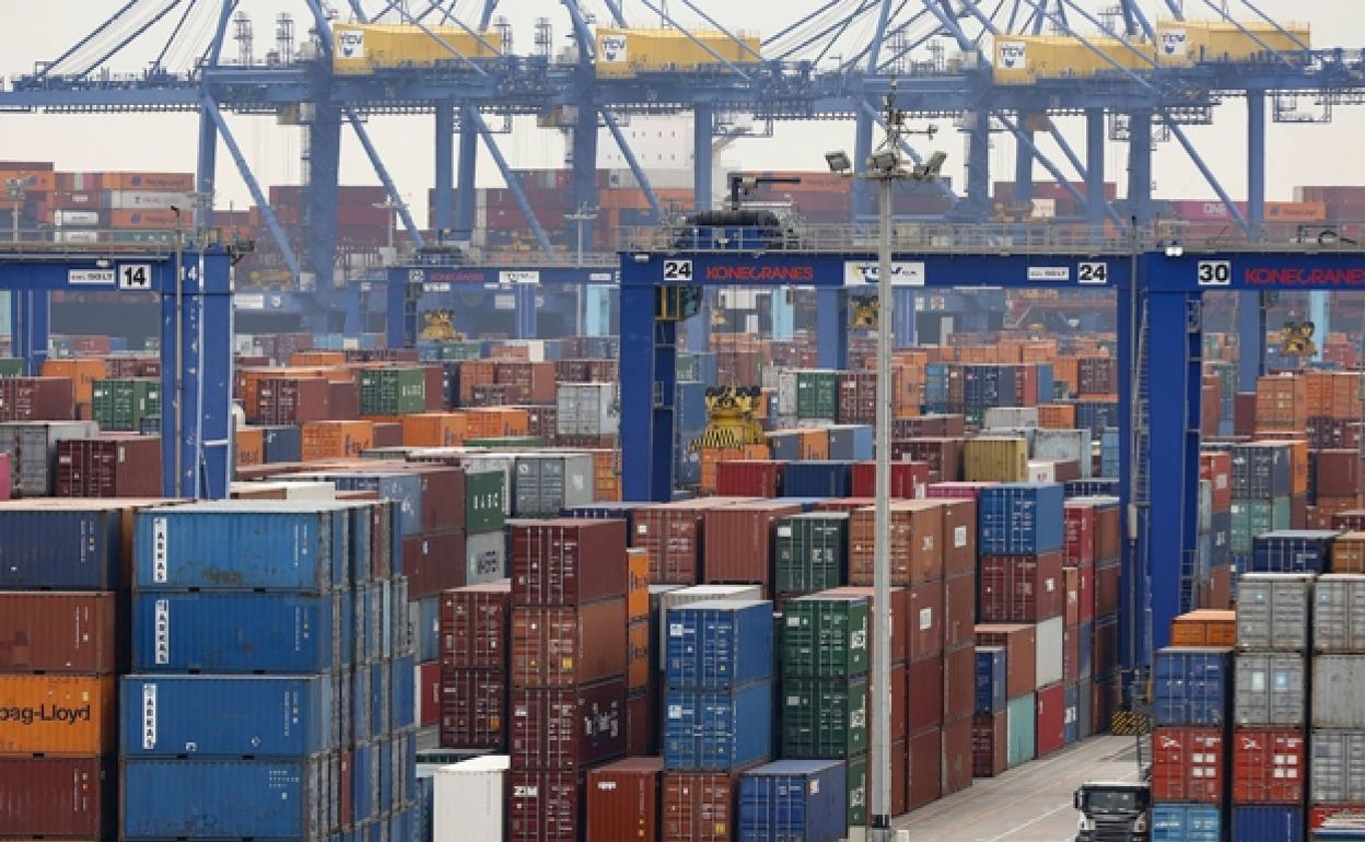 Contenedores apilados en el puerto de Valencia.