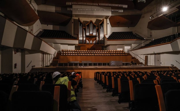 Los operarios, desmontando las butacas de la sala Iturbi para iniciar los trabajos. 