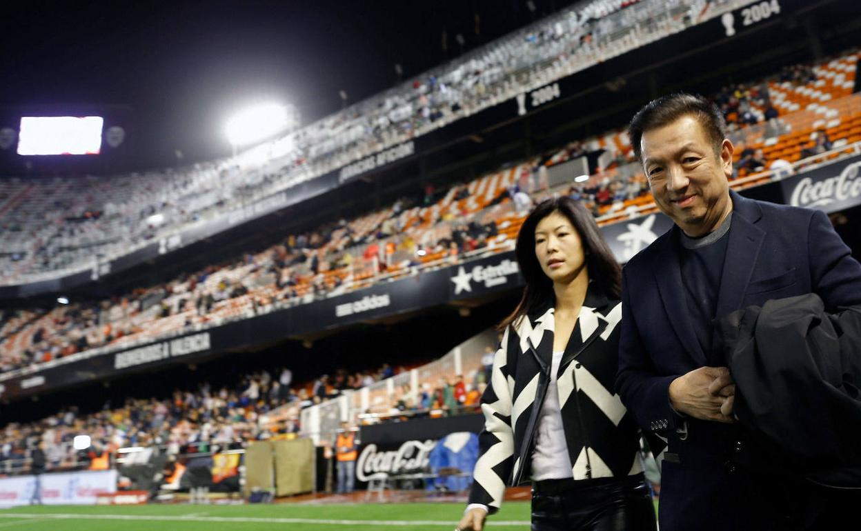 Lim y su mujer, en una de sus pocas visitas a Mestalla.