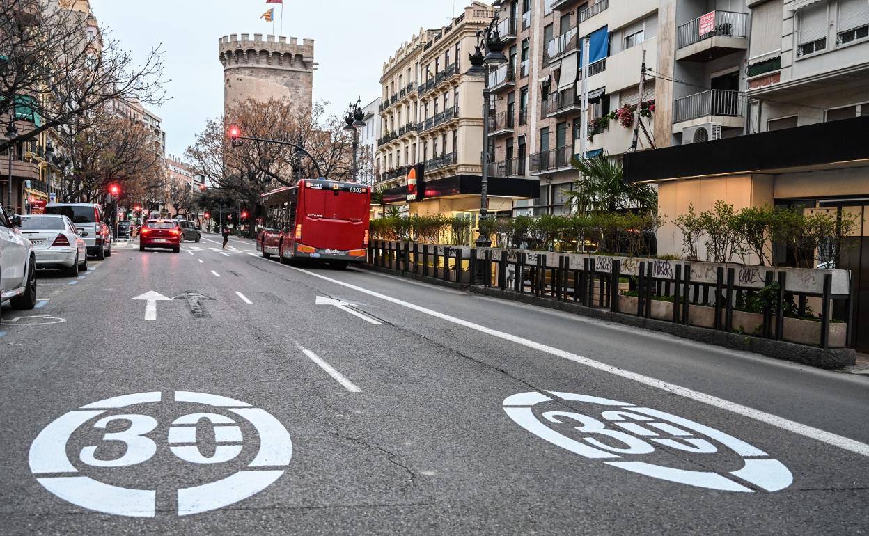 Nuevas marcas viales en la calle Guillem de Castro.