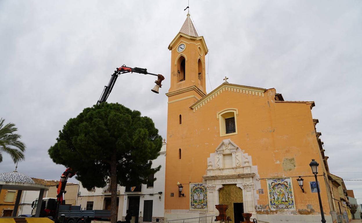 Una grúa sube una de las campanas hasta su ubicación.  