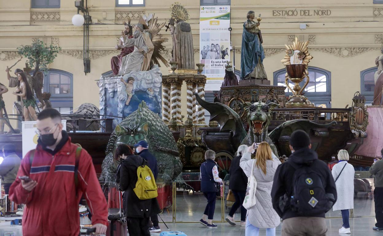 Corpus Valencia | Unos tractores trasladan las carrozas del Corpus a la Estación del Norte