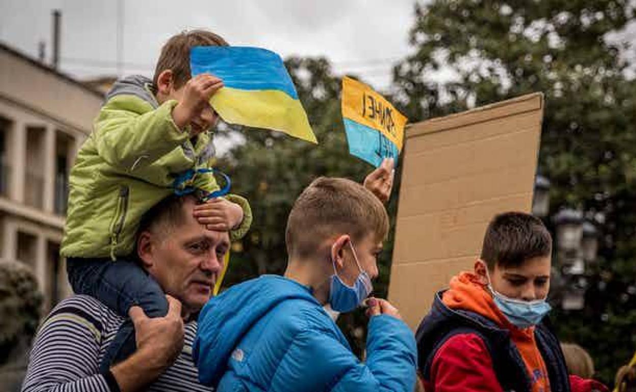 Niño ucraniano a hombros de su padre durante una manifestación por la paz celebrada en Valencia el 27 de febrero de 2022.