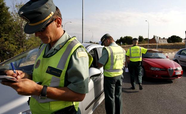 La multa de 200 euros que la DGT empieza a poner antes de Semana Santa con cámaras y helicópteros