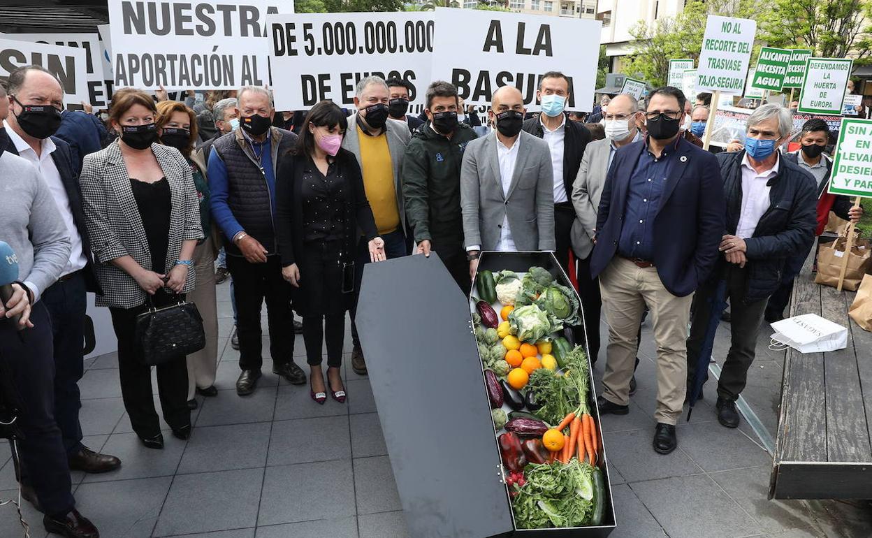 Concentración de agricultores del año pasado en Alicante contra los recortes en el Tajo-Segura.