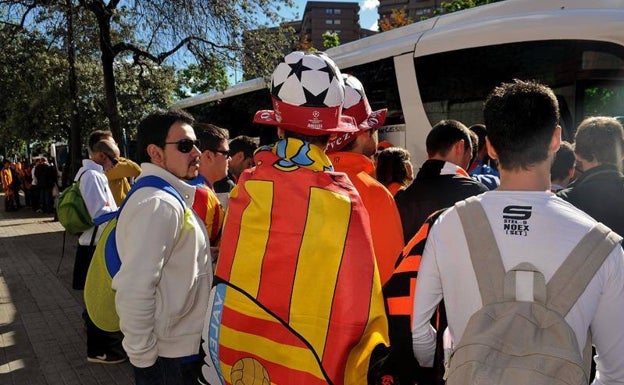 Imagen principal - Afición, bajo a la izquierda en la pantallas de Mestalla en la final de la UEFA. 