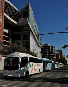 Imagen secundaria 2 - Afición, bajo a la izquierda en la pantallas de Mestalla en la final de la UEFA. 