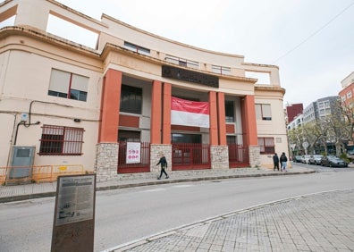 Imagen secundaria 1 - Arriba viejo aulario que se está derribando. Abajo parte racionalista del edificio de 1935 que se conservará y detalle del derrumbe de la pantalla del viejo Cine Bulevar.