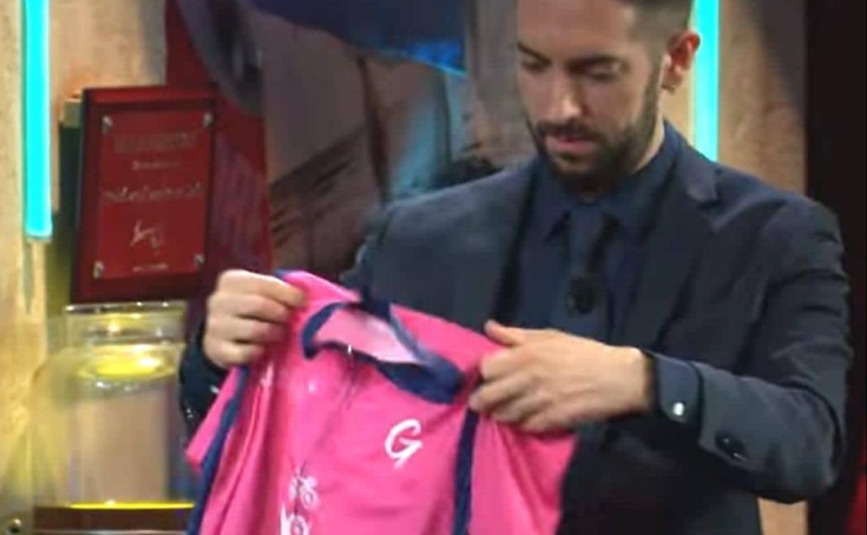 David Broncano, con el maillot del club que le han ofrecido presidir. 