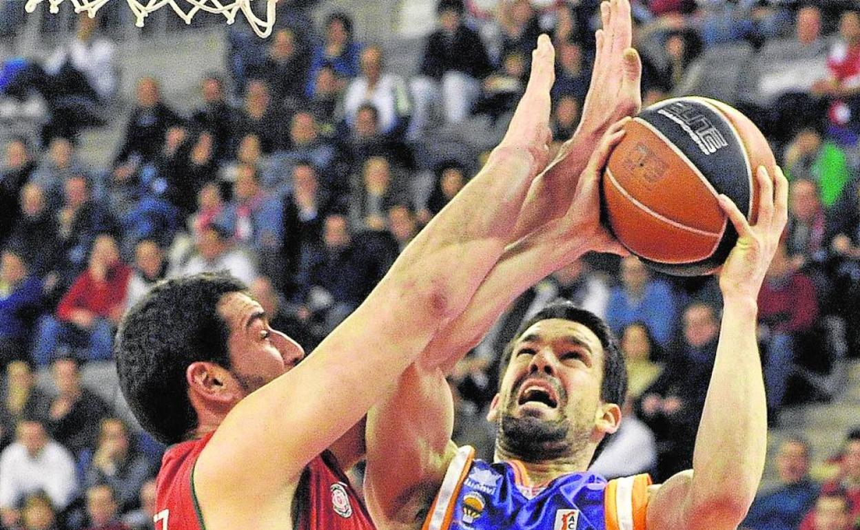 Jesús Fernández trata de evitar una entrada a canasta de Rafa Martínez, durante un partido de la ACB. 