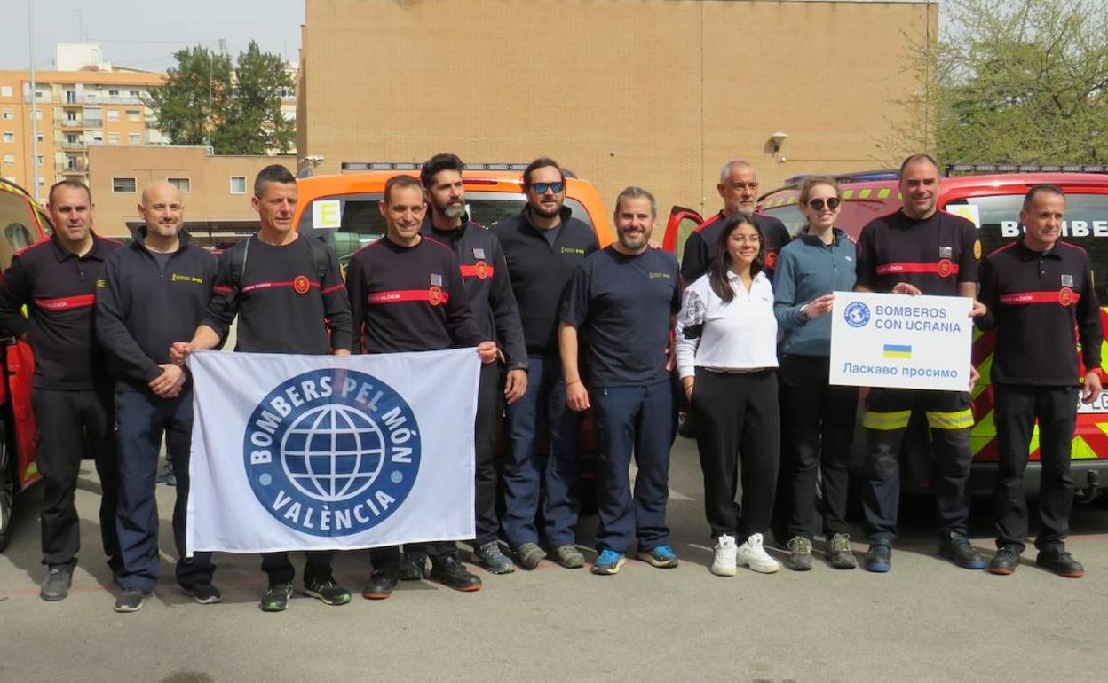 Sara Sbaa y Rosa Morant junto a los bomberos participantes en la convoy humanitario.