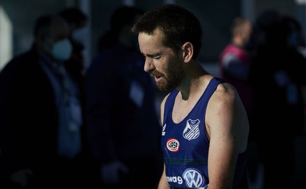 Un corredor fatigado, tras completar el Maratón Valencia Trinidad Alfonso EDP. 