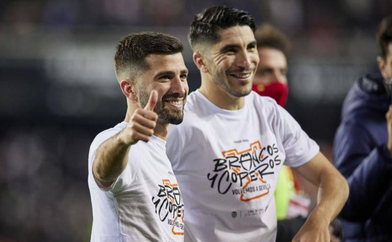 Carlos Soler y José Gayà tras conseguir el pase a la final.