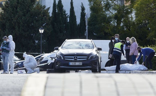 Especialistas de la Guardia Civil y miembros de la comisión judicial en la escena del crimen. 