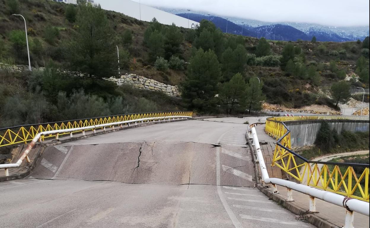 El hundimiento se ha producido por los desperfectos en uno de los pilares que sostenían el trazado. 