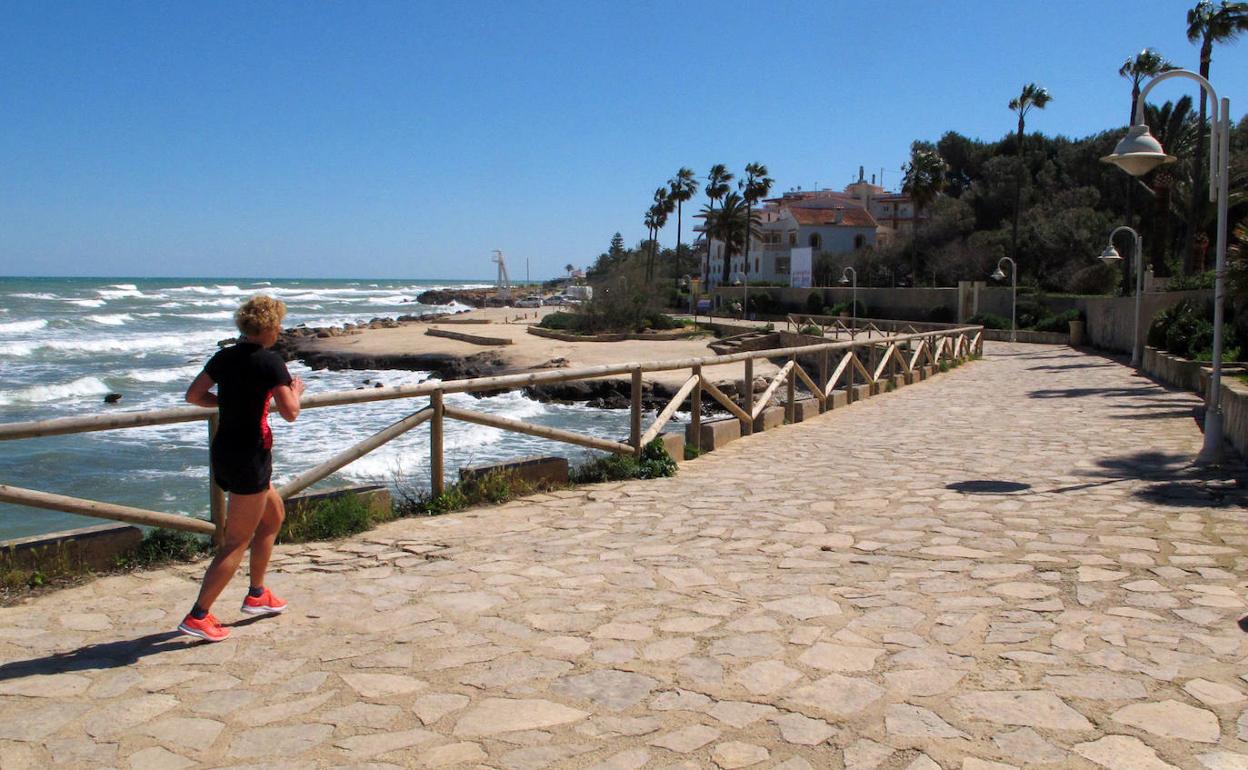 El paseo junto a la playa de Les Rotes es frecuentado por corredores y paseantes. 