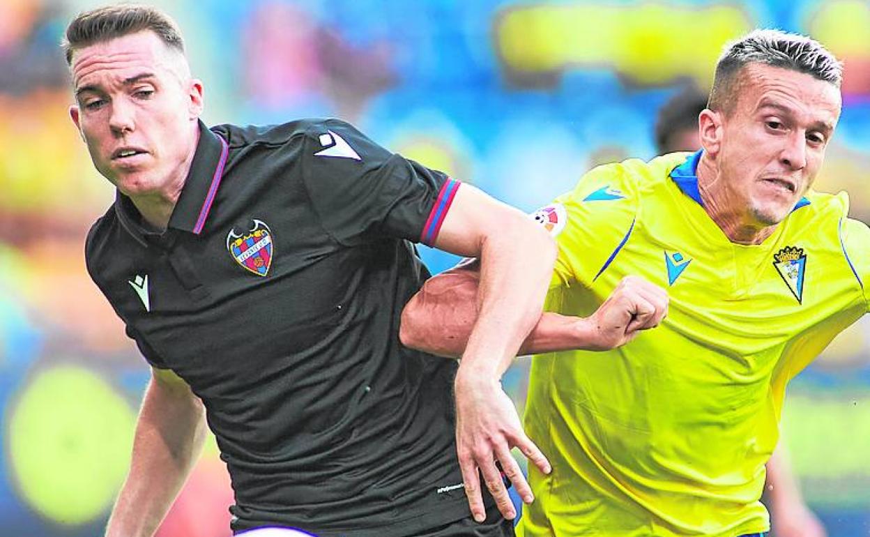 Carlos Clerc y Salvi Sánchez luchan por el balón.