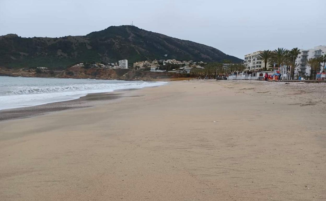 La insólita imagen de la playa del Racó de l'Albir sin cantos rodados