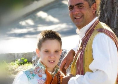 Imagen secundaria 1 - Arriba, el nuevo fallero mayor de Casa d'Alonso, en el año 2018, junto a su madre y su hermana. Abajo, Tur en 2008 cuando fue presidente infantil. A la izquierda, Esther Pastor, nueva presidenta de Casa d'Alonso. 