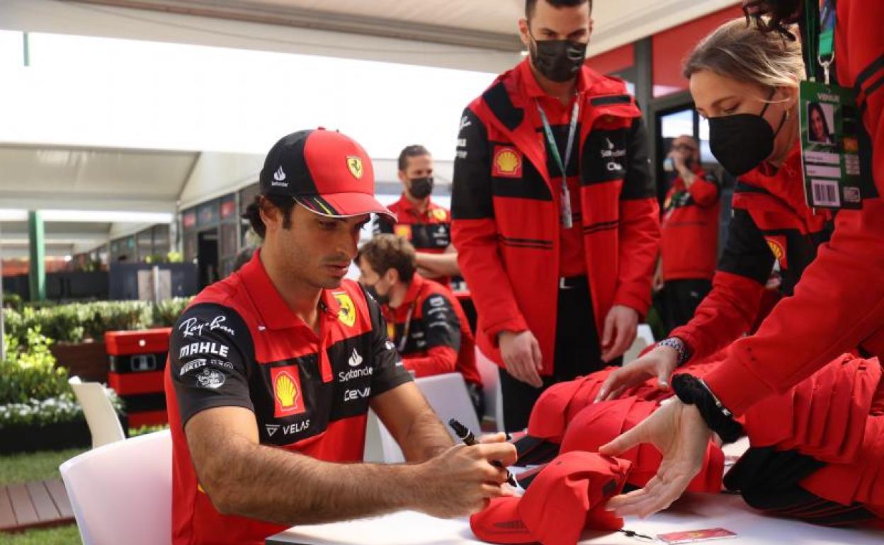 Carlos Sainz firma autógrafos en el circuito de Melbourne. 