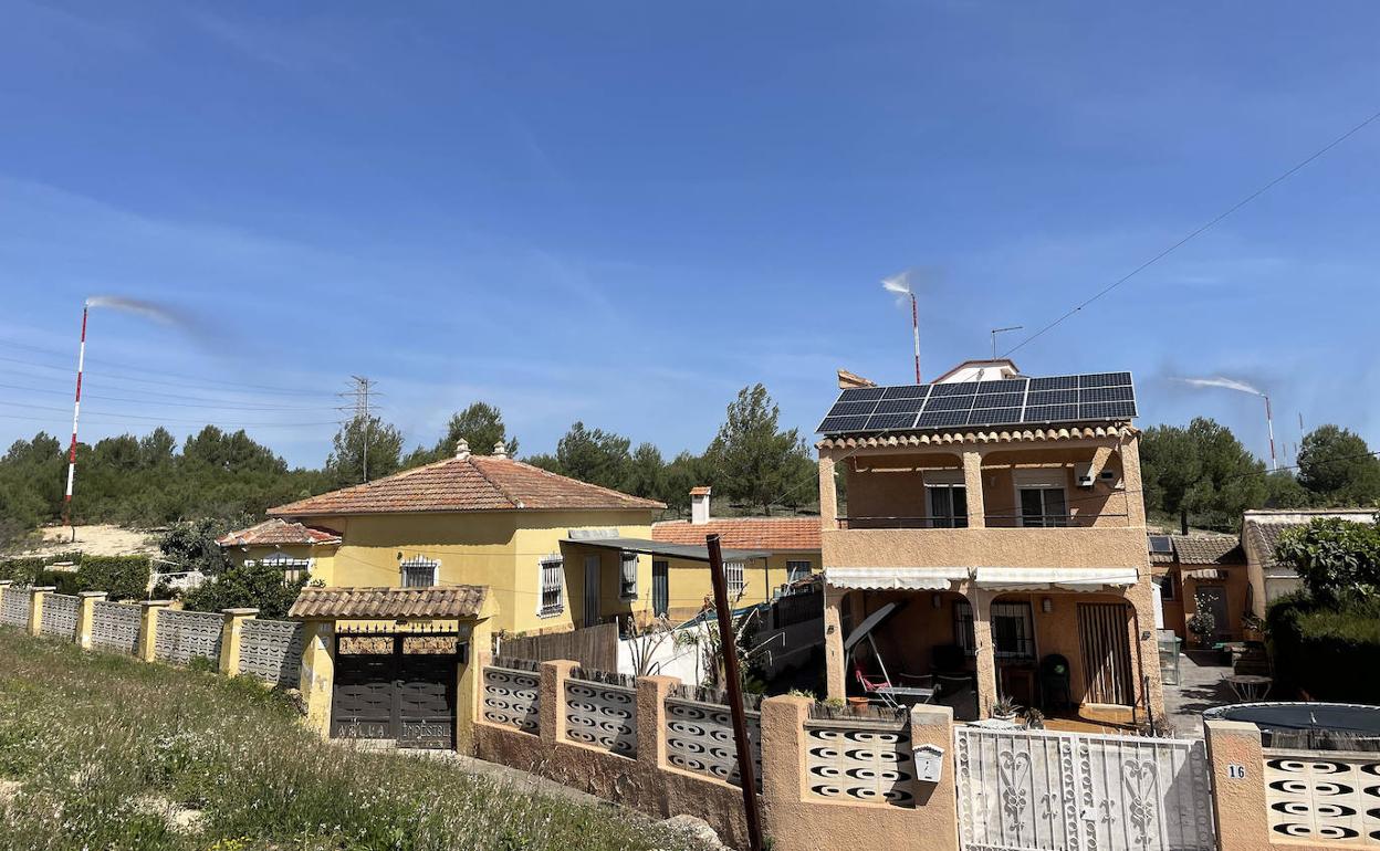 Los cañones lanzan agua sobre las casas de La Vallesa en Paterna. 