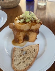 Imagen secundaria 2 - Arriba, ropa vieja con huevos fritos. Abajo a la izquierda, croquetas de la misma ropa vieja con huevos fritos. A la derecha, tuétano con apio.  LP