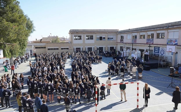 Imagen principal - La eucaristía celebrada en el colegio de Torrent esta mañana. 