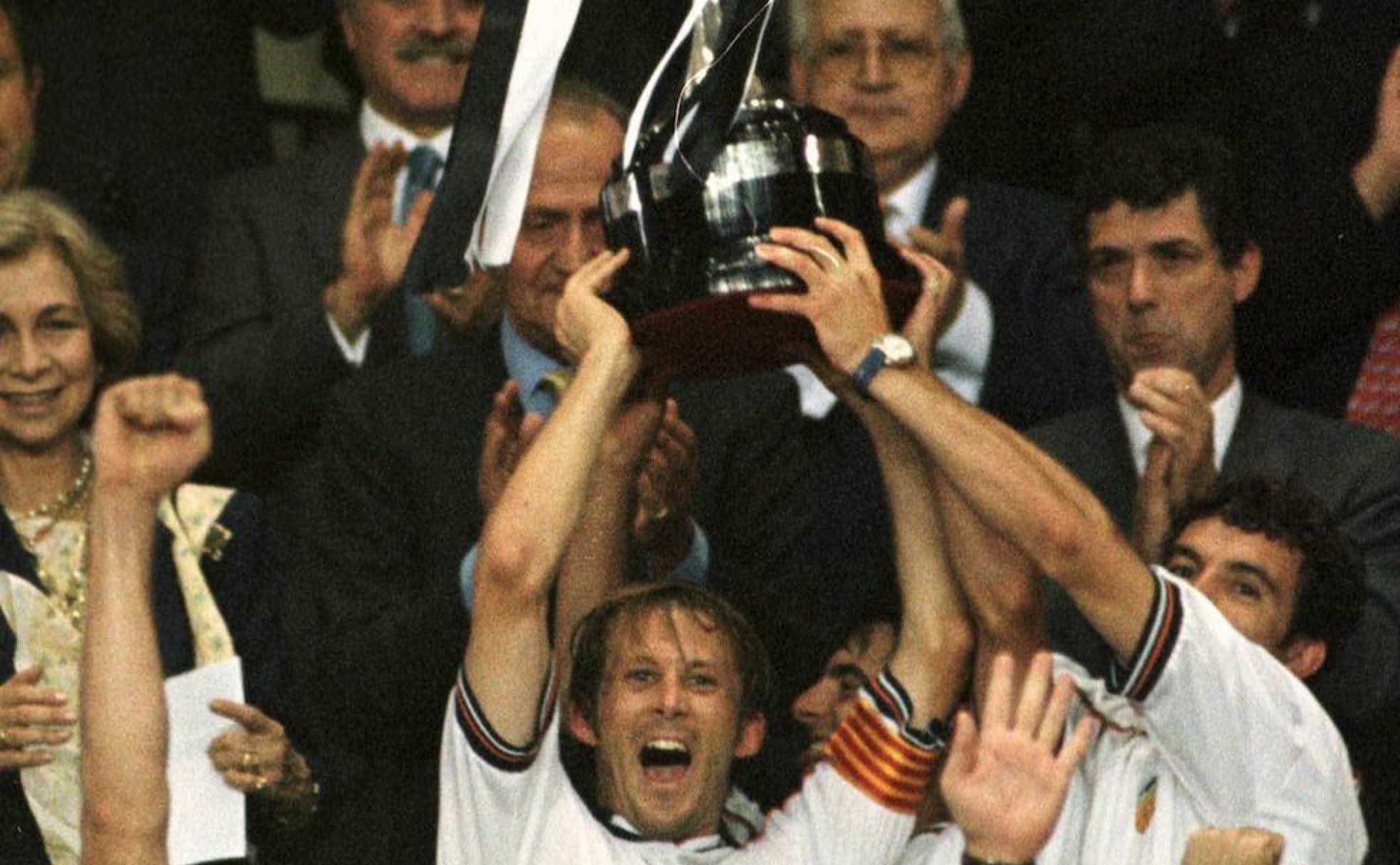 Mendieta y Camarasa alzan la Copa del Rey de 1999.