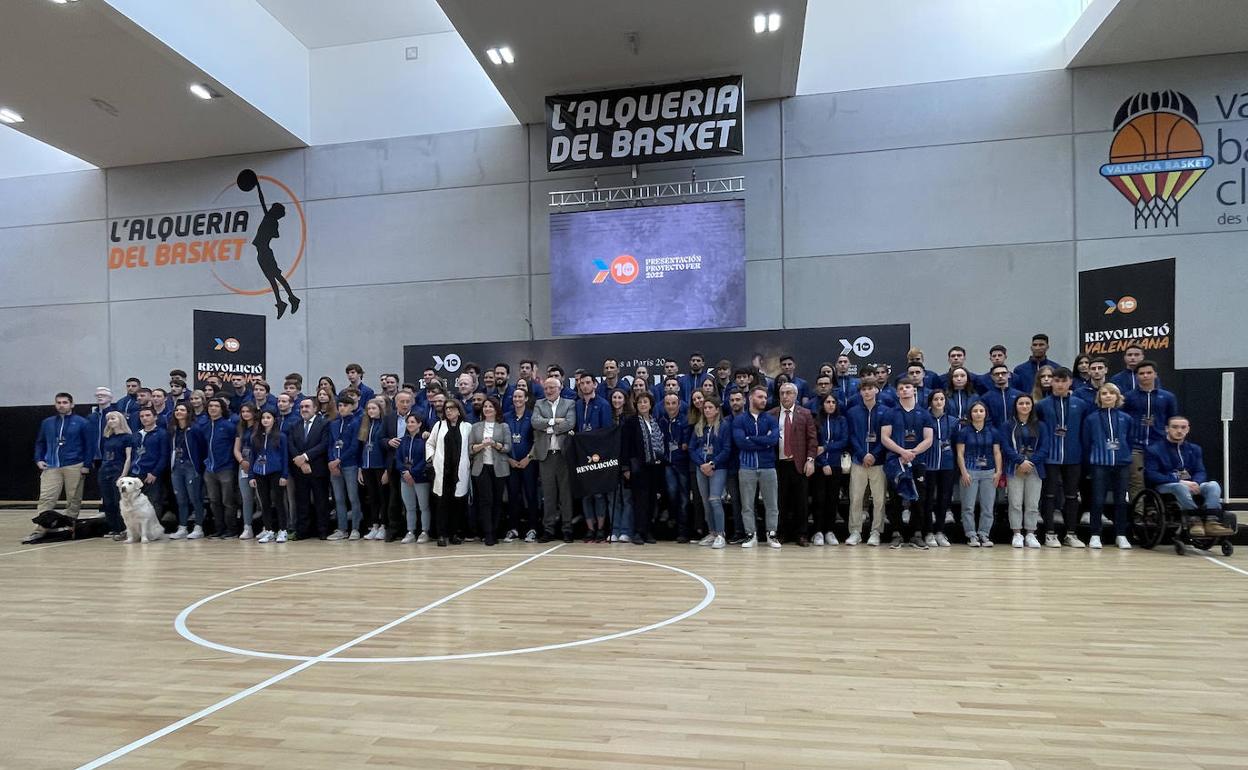 Los deportistas qwue integran el Proyecto FER en 2022, junto al empresario Juan Roig y el resto de autoridades asistentes a L'Alqueria del Basket. 